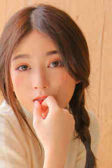 女人脱完了内裤内衣被男人叼